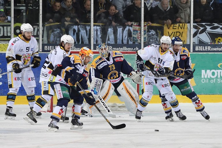 Campbell tentant de sortir le puck de sa zone