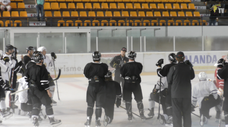 L'entraîneur-chef Gary Sheehan donne les premières consignes à son nouveau groupe.