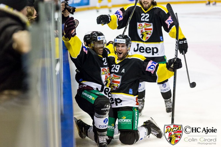 Impose fêtant son but en or