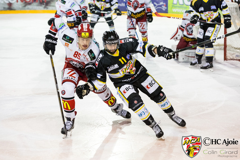 Barbero cravache ferme pour garder le puck