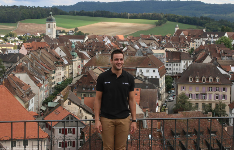 Jordane Hauert pose sur la terrasse du château
