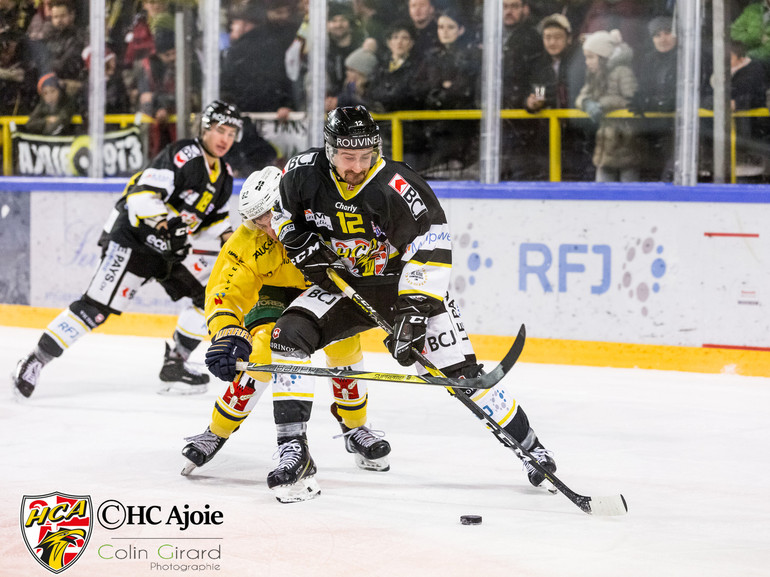 Frossard garde la possession du puck