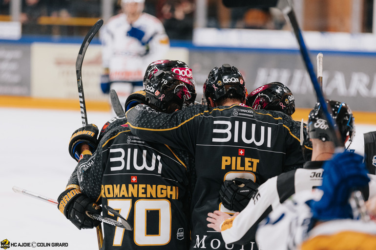 4 Hazen Jonathan, But, C.G Photographie, Club National League, Colin Girard, Groupe, HC Ajoie, HCA, HCAjoie, Hockey Club Ajoie, Joueurs NL, NL, National League, Porrentruy, RAIFFEISEN ARENA, Saison 2023-24, célébration, hockey, patinoire