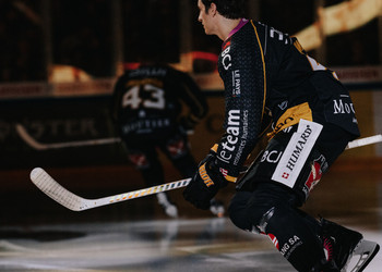 61 Arnold Fabio, C.G Photographie, Club National League, Colin Girard, HC Ajoie, HC Davos, HCA, HCAjoie, Hockey Club Ajoie, Joueurs NL, NL, National League, Porrentruy, RAIFFEISEN ARENA, Saison 2023-24, entrée joueurs, hockey, patinoire