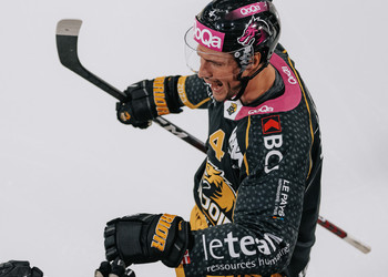 4 Hazen Jonathan, But, C.G Photographie, Club National League, Colin Girard, HC Ajoie, HC Davos, HCA, HCAjoie, Hockey Club Ajoie, Joueurs NL, NL, National League, Porrentruy, RAIFFEISEN ARENA, Saison 2023-24, célébration, hockey, patinoire