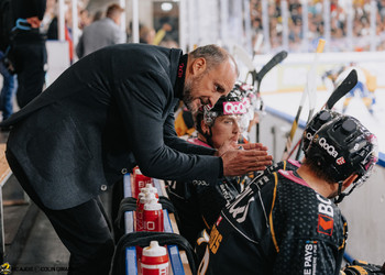 C.G Photographie, Club National League, Colin Girard, HC Ajoie, HC Davos, HCA, HCAjoie, Hockey Club Ajoie, NL, National League, Porrentruy, RAIFFEISEN ARENA, Saison 2023-24, Staff, Wohlwend Christian Head Coach, banc joueur, hockey, patinoire