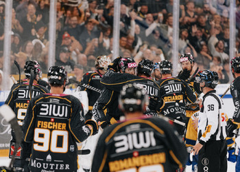 C.G Photographie, Club National League, Colin Girard, Fin de match, HC Ajoie, HC Davos, HCA, HCAjoie, Hockey Club Ajoie, NL, National League, Porrentruy, RAIFFEISEN ARENA, Saison 2023-24, célébration, hockey, patinoire