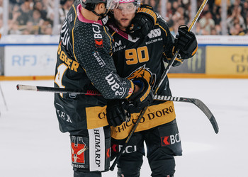 64 Scheidegger Joel, 90 Fischer Jannik, C.G Photographie, Club National League, Colin Girard, Fin de match, HC Ajoie, HC Davos, HCA, HCAjoie, Hockey Club Ajoie, NL, National League, Porrentruy, RAIFFEISEN ARENA, Saison 2023-24, hockey, patinoire