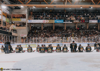 C.G Photographie, Club National League, Colin Girard, HC Ajoie, HC Davos, HCA, HCAjoie, Hockey Club Ajoie, NL, National League, Porrentruy, RAIFFEISEN ARENA, Saison 2023-24, assis sur la glace, hockey, patinoire